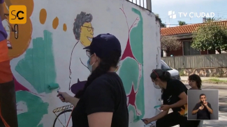 Personas pintando mural en el marco de la Semana del Cerebro